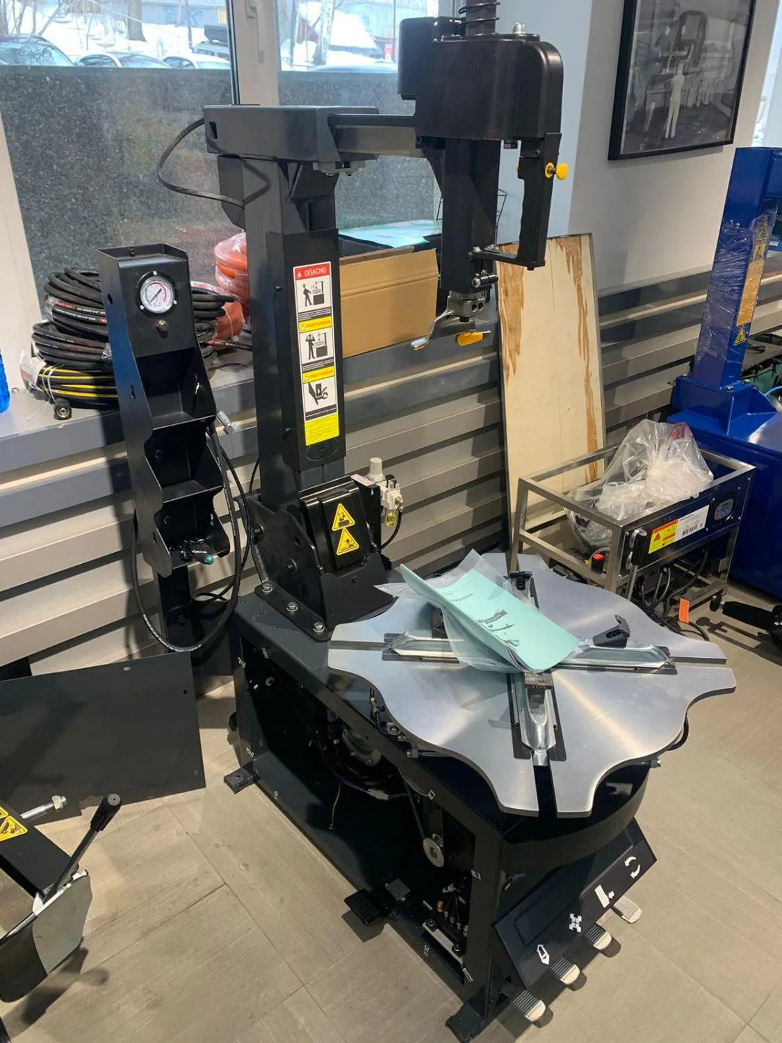 ROSSVIK V-426R Станок шиномонтажный автомат с третьей рукой до 26"